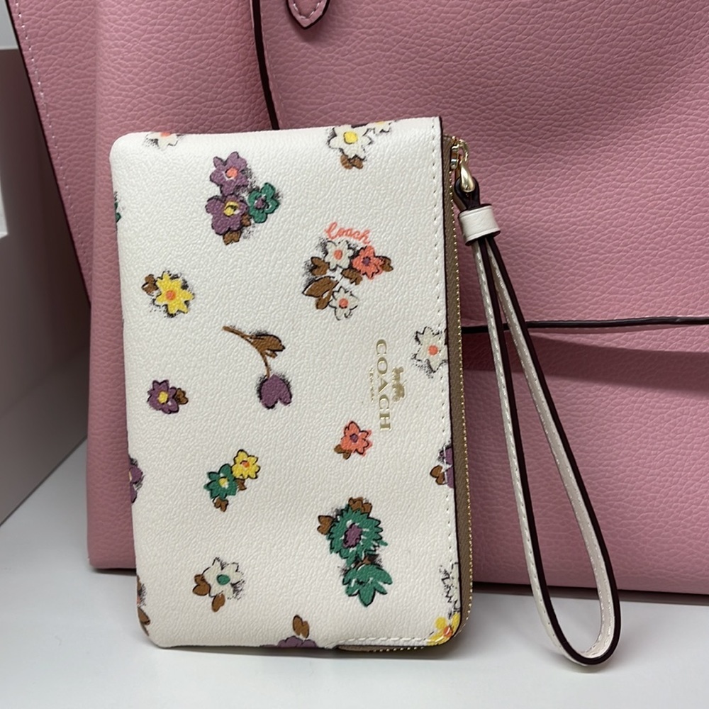 Coach Corner Zip Wristlet With Spaced Floral Field Print
IM/Chalk Multi - Picture 8 of 16